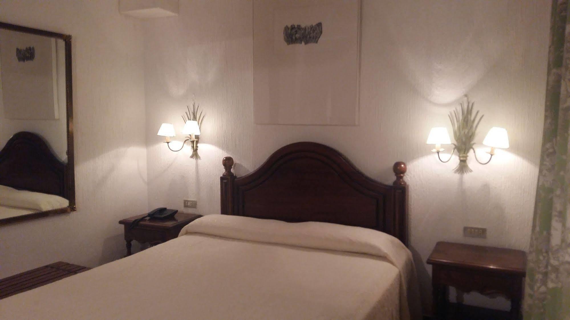 סנטו דומינגו דה סילוס Hotel Tres Coronas De Silos מראה חיצוני תמונה